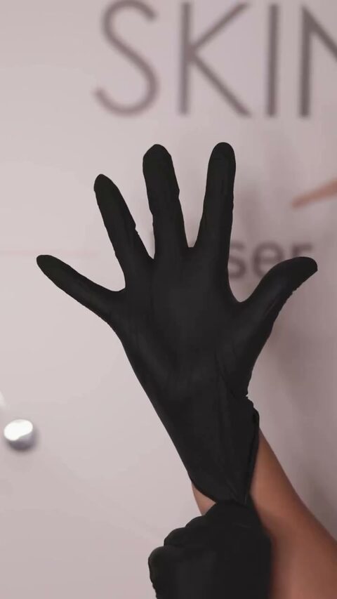Hygienische Vorbereitung mit frischen Handschuhen