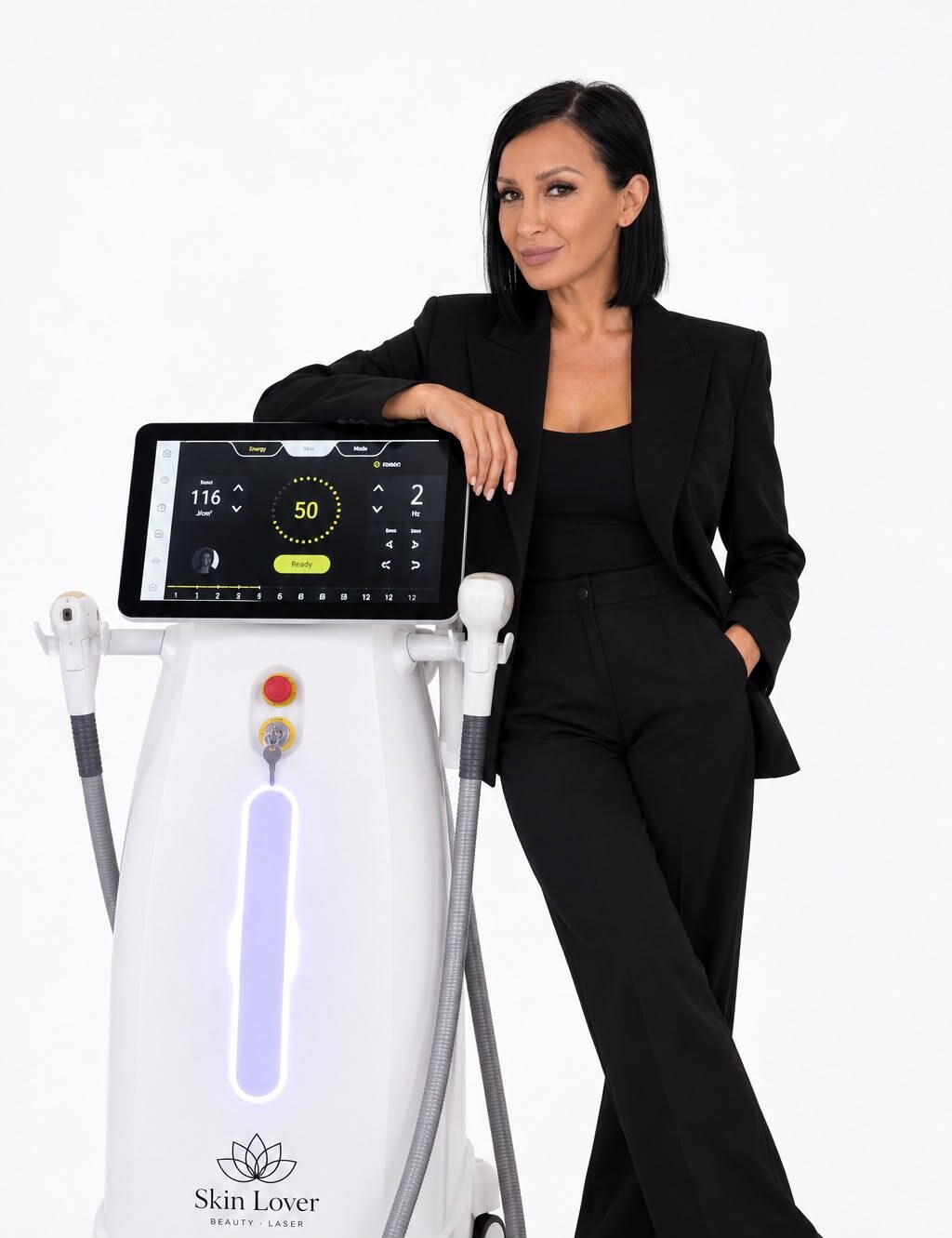 Merima Fazlic im schwarzen Anzug neben dem Laser-Gerät von Skin Lover Laser & Beauty